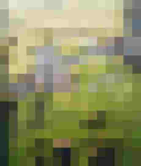 Golfplatz mit Teich und Clubhaus im Grünen nahe Mittersill im Salzburger Land