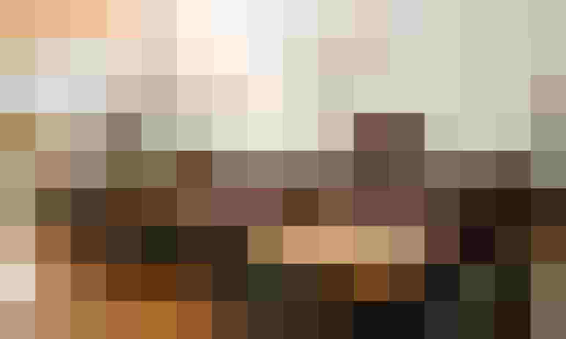 Gemütlicher Gastraum mit Holztischen und Gewölbedecke