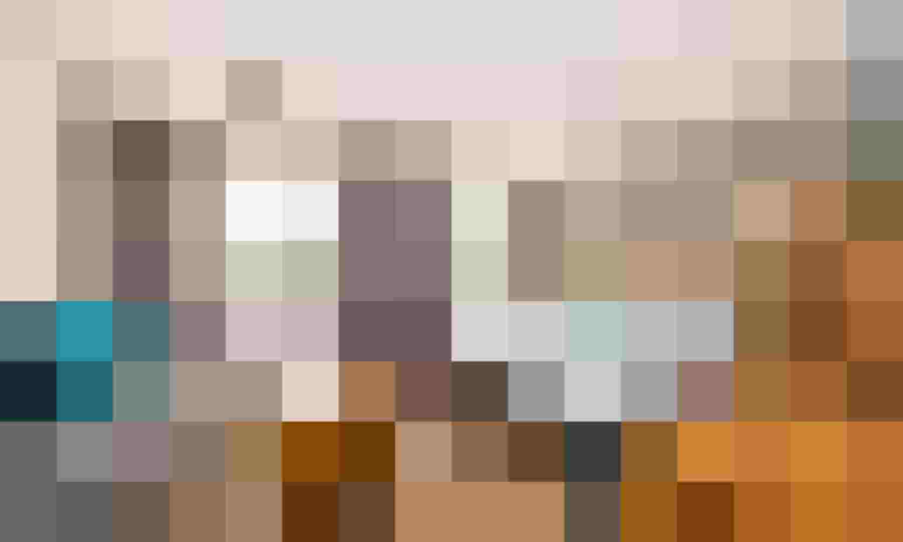 Modernes Hotelzimmer mit Doppelbett und Holzmöbeln