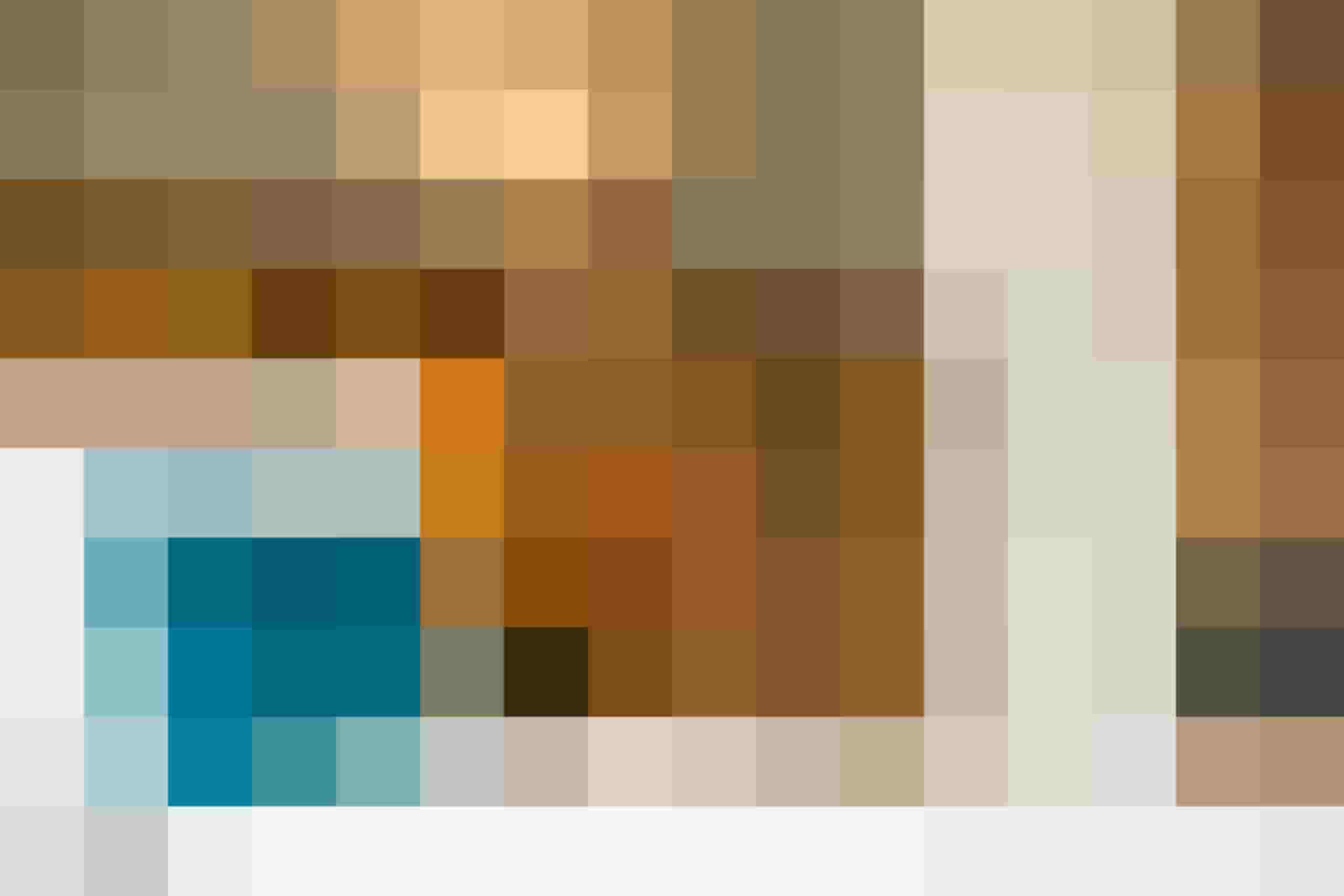 Modernes Hotelzimmer mit Holzmöbeln, weißer Bettwäsche und türkisfarbenem Kissen