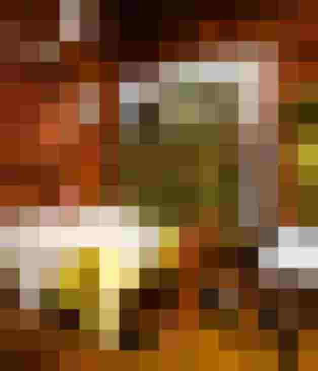 Gemütliche Stube mit grünem Kachelofen Holzwänden und festlich gedecktem Tisch