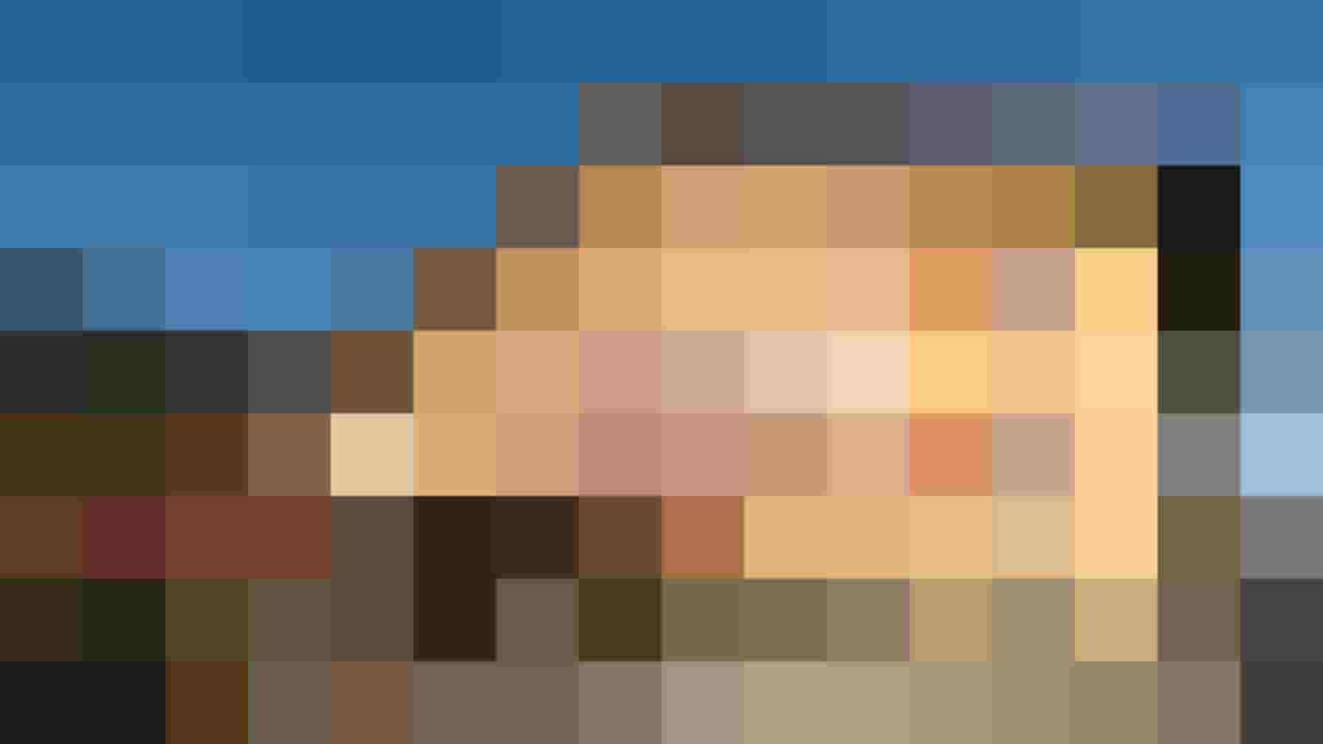 Gelbes Traditionshotel mit rotem Schriftzug und Sonnenterrasse im Salzburger Land