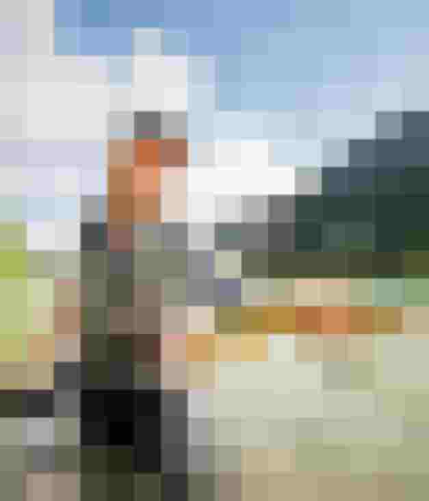 Frau beim Fliegenfischen in klarem Bergsee