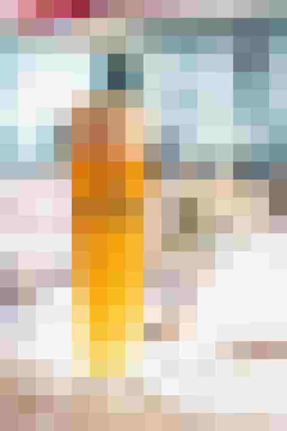 Bierglas und Weinglas auf gedecktem Tisch